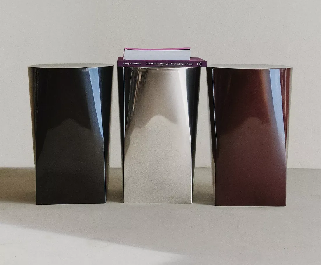 Guéridons en inox et en laque