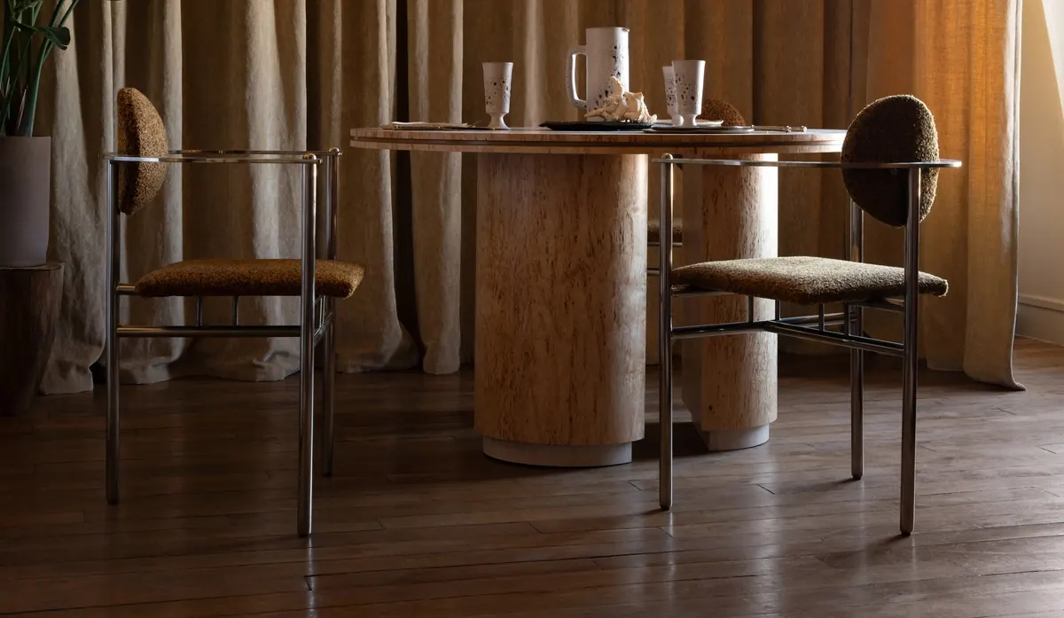 Salle à manger meublée de la table Dahut, Studio Yzé