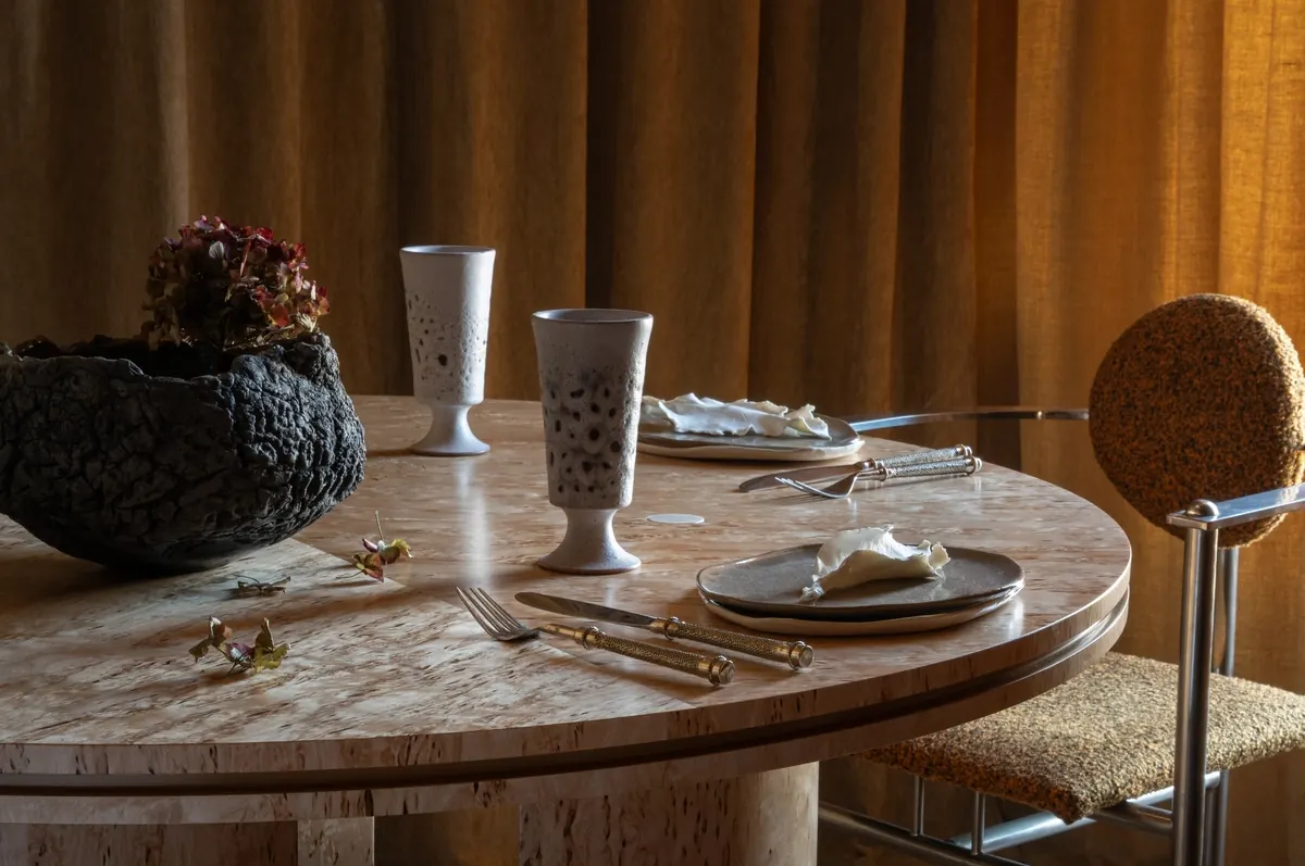 Table Dahut et chaises, Studio Yzé
