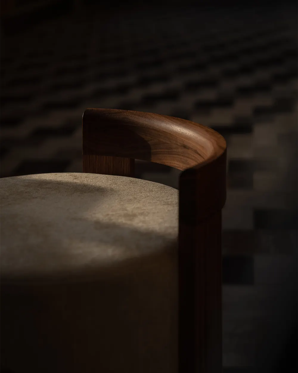 Dossier de la chaise Mona, noyer massif