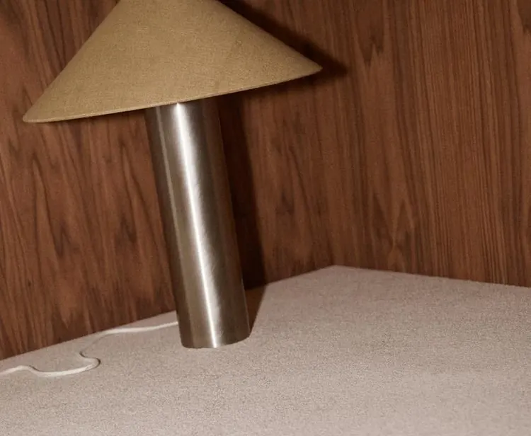 Lampe sur un plan de travail